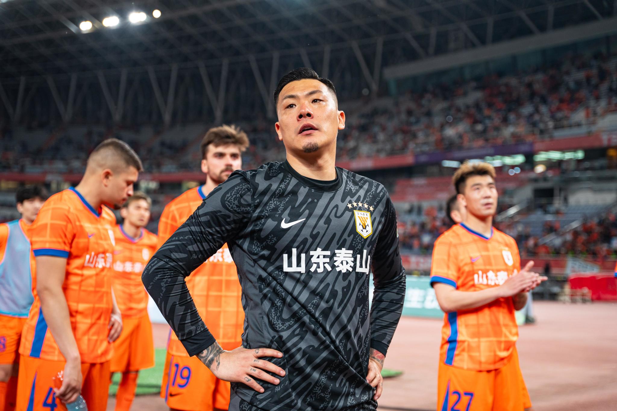 包含山东泰山迎中超关键赛，转会期防线松动，引发热议，年轻球员得到机会的词条